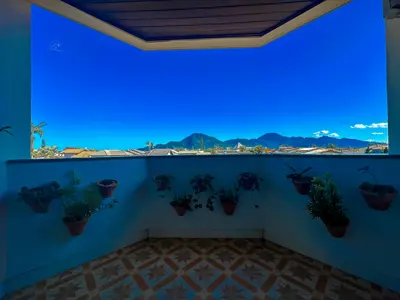 Apartamento - Amplo com 2 quartos (sendo 1 suite(s)) a 700,00 metros praia.