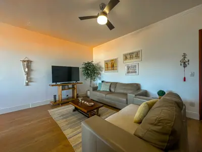 Apartamento - Amplo com 2 quartos (sendo 1 suite(s)) a 700,00 metros praia.