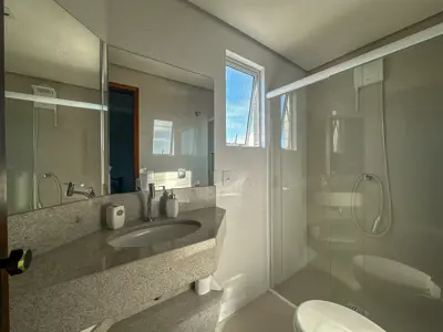 Apartamento - Amplo com 2 quartos (sendo 1 suite(s)) a 700,00 metros praia.