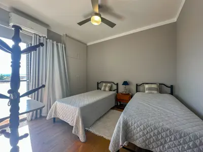 Apartamento - Amplo com 2 quartos (sendo 1 suite(s)) a 700,00 metros praia.
