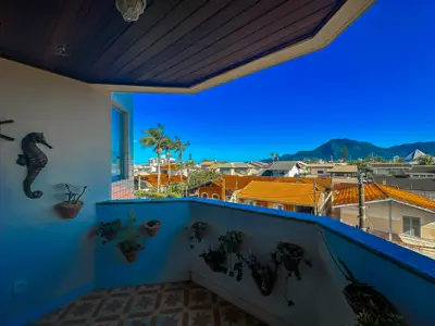 Apartamento - Amplo com 2 quartos (sendo 1 suite(s)) a 700,00 metros praia.