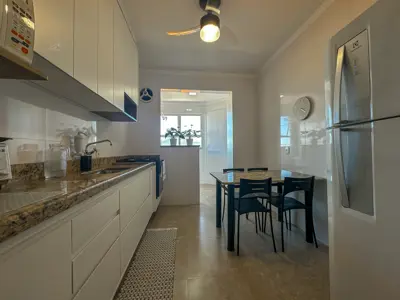 Apartamento - Amplo com 2 quartos (sendo 1 suite(s)) a 700,00 metros praia.