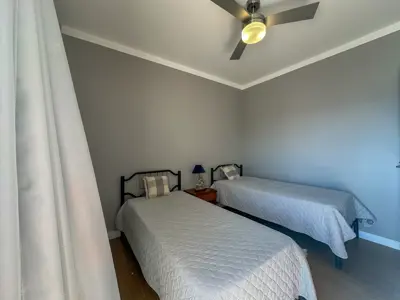 Apartamento - Amplo com 2 quartos (sendo 1 suite(s)) a 700,00 metros praia.