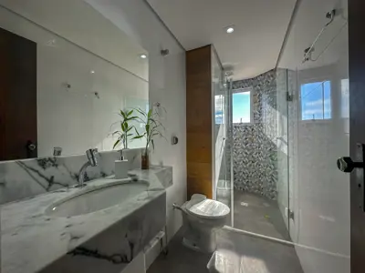 Apartamento - Amplo com 2 quartos (sendo 1 suite(s)) a 700,00 metros praia.