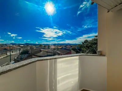 Apartamento - Amplo com 2 quartos (sendo 1 suite(s)) a 700,00 metros praia.