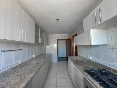 Apartamento - Alto com 3 quartos (sendo 1 suite(s)) a 400,00 metros praia.
