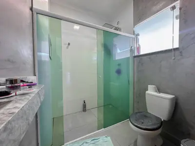 Casa - Sobrado com 2 quartos (sendo 1 suite(s)) a 1100,00 metros praia.