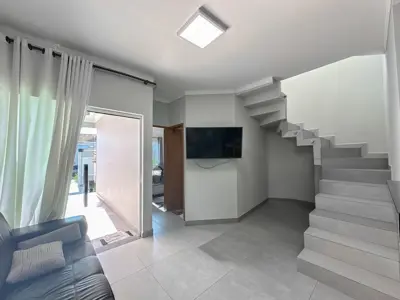 Casa - Sobrado com 2 quartos (sendo 1 suite(s)) a 1100,00 metros praia.