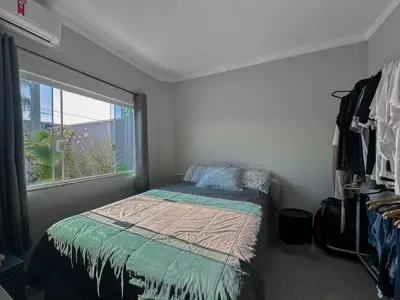 Casa - Sobrado com 2 quartos (sendo 1 suite(s)) a 1100,00 metros praia.