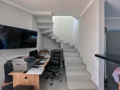 Casa - Sobrado com 2 quartos (sendo 1 suite(s)) a 1100,00 metros praia.