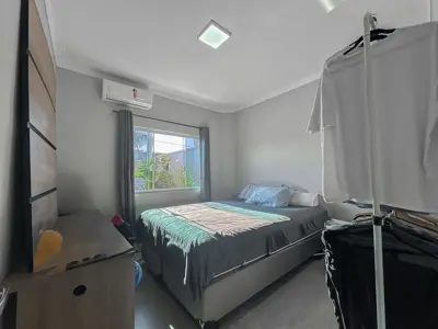 Casa - Sobrado com 2 quartos (sendo 1 suite(s)) a 1100,00 metros praia.