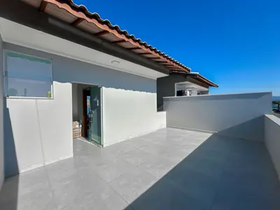Casa - Sobrado com 2 quartos (sendo 1 suite(s)) a 1100,00 metros praia.