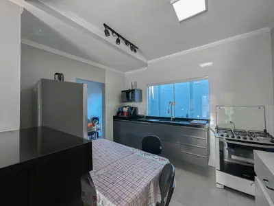 Casa - Sobrado com 2 quartos (sendo 1 suite(s)) a 1100,00 metros praia.