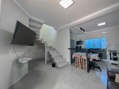 Casa - Sobrado com 2 quartos (sendo 1 suite(s)) a 1100,00 metros praia.