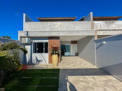 Casa - Sobrado com 2 quartos (sendo 1 suite(s)) a 1100,00 metros praia.