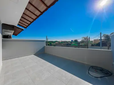 Casa - Sobrado com 2 quartos (sendo 1 suite(s)) a 1100,00 metros praia.