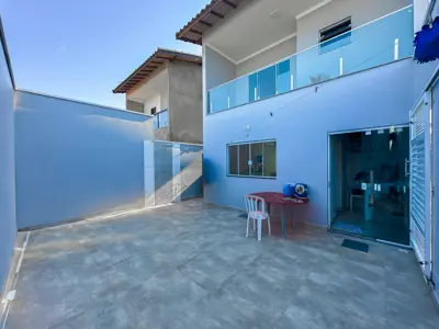 Casa - Sobrado com 2 quartos (sendo 1 suite(s)) a 1100,00 metros praia.