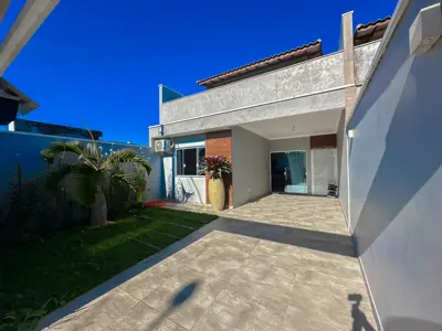 Casa - Sobrado com 2 quartos (sendo 1 suite(s)) a 1100,00 metros praia.