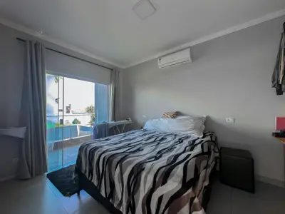 Casa - Sobrado com 2 quartos (sendo 1 suite(s)) a 1100,00 metros praia.