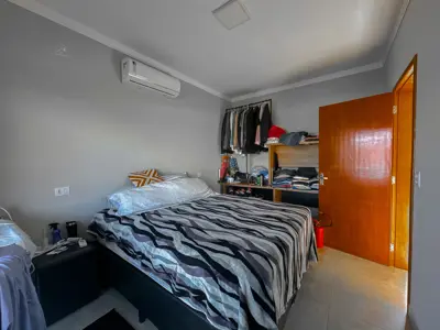 Casa - Sobrado com 2 quartos (sendo 1 suite(s)) a 1100,00 metros praia.