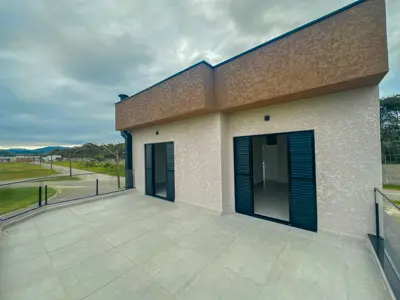 Casa - Sobrado Novo com 4 quartos (sendo 3 suite(s)) a 1,70 metros praia.