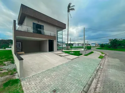 Casa - Sobrado Novo com 4 quartos (sendo 3 suite(s)) a 1,70 metros praia.