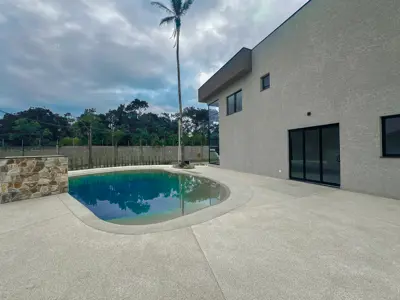 Casa - Sobrado Novo com 4 quartos (sendo 3 suite(s)) a 1,70 metros praia.