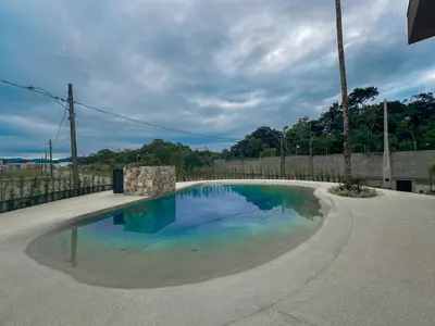 Casa - Sobrado Novo com 4 quartos (sendo 3 suite(s)) a 1,70 metros praia.