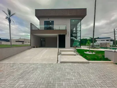 Casa - Sobrado Novo com 4 quartos (sendo 3 suite(s)) a 1,70 metros praia.