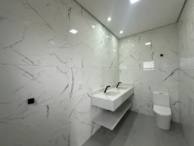 Casa - Sobrado Novo com 4 quartos (sendo 3 suite(s)) a 1,70 metros praia.