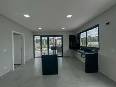 Casa - Sobrado Novo com 4 quartos (sendo 3 suite(s)) a 1,70 metros praia.