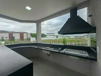 Casa - Sobrado Novo com 4 quartos (sendo 3 suite(s)) a 1,70 metros praia.