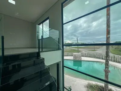 Casa - Sobrado Novo com 4 quartos (sendo 3 suite(s)) a 1,70 metros praia.