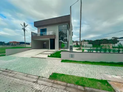 Casa - Sobrado Novo com 4 quartos (sendo 3 suite(s)) a 1,70 metros praia.