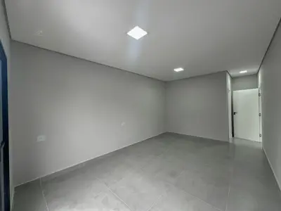 Casa - Sobrado Novo com 4 quartos (sendo 3 suite(s)) a 1,70 metros praia.