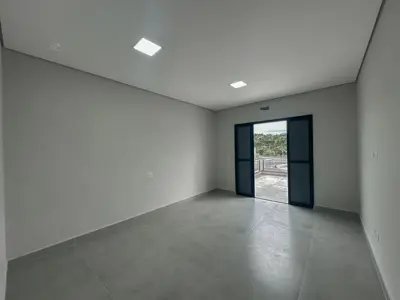 Casa - Sobrado Novo com 4 quartos (sendo 3 suite(s)) a 1,70 metros praia.