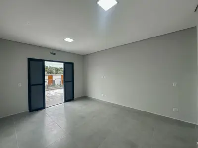 Casa - Sobrado Novo com 4 quartos (sendo 3 suite(s)) a 1,70 metros praia.