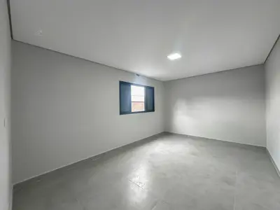 Casa - Sobrado Novo com 4 quartos (sendo 3 suite(s)) a 1,70 metros praia.