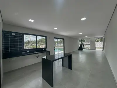 Casa - Sobrado Novo com 4 quartos (sendo 3 suite(s)) a 1,70 metros praia.