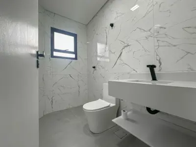 Casa - Sobrado Novo com 4 quartos (sendo 3 suite(s)) a 1,70 metros praia.