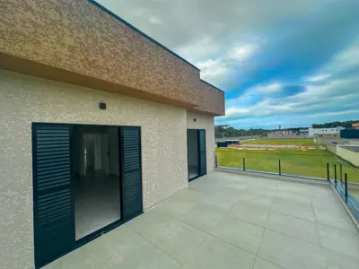 Casa - Sobrado Novo com 4 quartos (sendo 3 suite(s)) a 1,70 metros praia.
