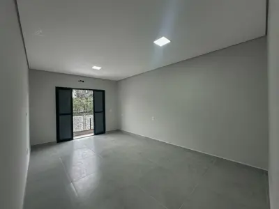 Casa - Sobrado Novo com 4 quartos (sendo 3 suite(s)) a 1,70 metros praia.