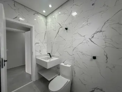 Casa - Sobrado Novo com 4 quartos (sendo 3 suite(s)) a 1,70 metros praia.