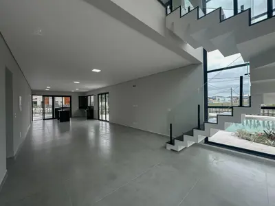 Casa - Sobrado Novo com 4 quartos (sendo 3 suite(s)) a 1,70 metros praia.