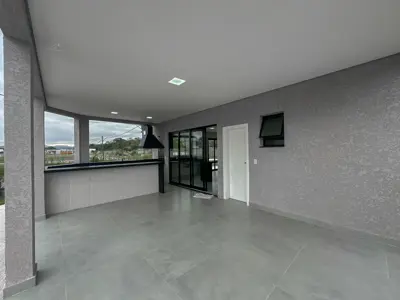 Casa - Sobrado Novo com 4 quartos (sendo 3 suite(s)) a 1,70 metros praia.