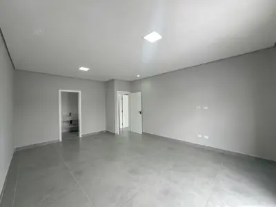 Casa - Sobrado Novo com 4 quartos (sendo 3 suite(s)) a 1,70 metros praia.
