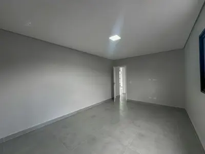 Casa - Sobrado Novo com 4 quartos (sendo 3 suite(s)) a 1,70 metros praia.