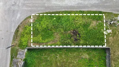Terreno - Esquina com  quartos  a 950,00 metros praia.