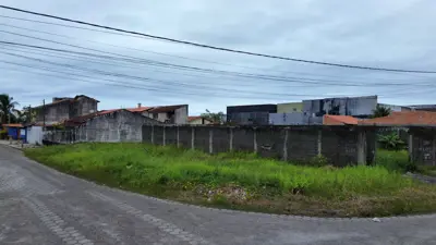 Terreno - Esquina com  quartos  a 950,00 metros praia.