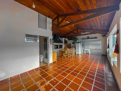 Casa - Sobrado com 5 quartos (sendo 2 suite(s)) a 700,00 metros praia.